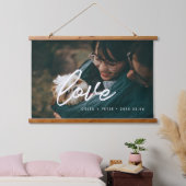 ラブモダンタイポグラフィオーバーレイのカップル写真 吊り下げ型タペストリー (寝室)