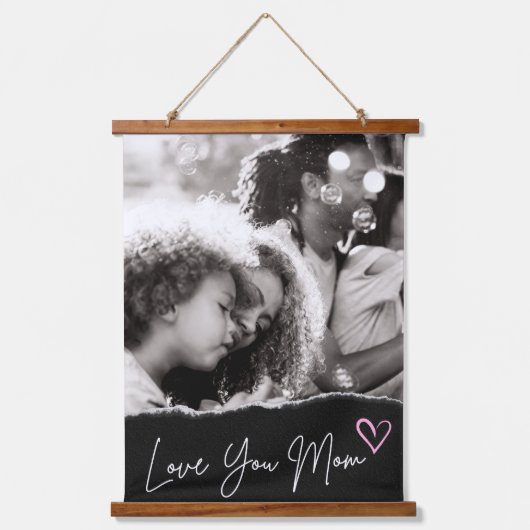 ラブユーママ白黒ピンクハートカスタム写真 吊り下げ型タペストリー (正面)