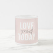 ラブユー前向きズトゥデイパステルピンク引用文 フロストグラスマグカップ (中央)