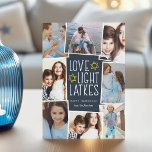 ラブライト&ラトケ | Hanukkahフォトコラージュ シーズンカード<br><div class="desc">おもしろいとフェスティバルハヌカーの写真カードは、コラージュのレイアウトに配置された8枚の写真を備えている。白いレタリングの中央に星がアクセントの濃い青の背景に「愛、光、ラケット」が現れる。名前と年でパーソナライズ。</div>