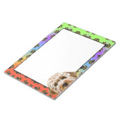 ラブラドゥードルのカラフルな犬の足跡パターン ノートパッド (アングル)