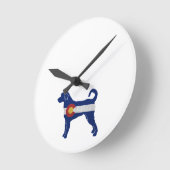 ラブラドル犬がシルエットコロラド州旗を品種改良 ラウンド壁時計 (傾斜)