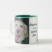 ラブラドル・レトリーバー犬のマグの幸福はあります。 ツートーンマグカップ (正面左)