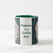 ラブラドル・レトリーバー犬のマグの幸福はあります。 ツートーンマグカップ (中央)