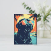 ラブラドールにサングラスを置いたビーチ ポストカード (スタンド正面)