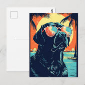 ラブラドールにサングラスを置いたビーチ ポストカード (正面/裏面)