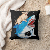 ラブラドールに乗るサメ、ジャウソームの犬好きの贈り物 クッション (ブランケット)