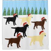 ラブラドールのクリスマスのサンタのSnowfield シャワーカーテン (正面)