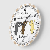 ラブラドールの子犬のグループの抱擁 ラージ壁時計 (傾斜)