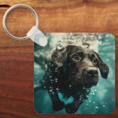 ラブラドールの子犬の水中デザイン キーホルダー (正面)