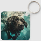 ラブラドールの子犬の水中デザイン キーホルダー (裏面)