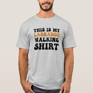 ラブラドールの散歩中 Tシャツ