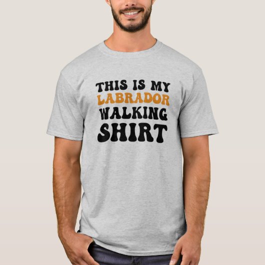 ラブラドールの散歩中 Tシャツ (正面)