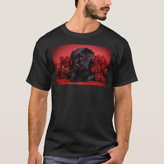 ラブラドールの赤いバラの子犬 Tシャツ (正面)