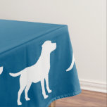 ラブラドールテーマ- Dog Baby Shower Blue Lab テーブルクロス<br><div class="desc">この愛らしいラボ犬の赤ちゃんシャワーデザインとお祝いに兄弟姉妹の毛皮のベビーを含める！途中にベビーを持つ子犬の恋人に最適。そのラブラドールは愛らしいヴィンテージ車の隣にある。青は途中の男の赤ちゃんに最適！チョコ素晴らしラボ、イエロー・ラブラドール・レトリーバー、またはブラックラボのオーナーのために！</div>