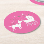ラブラドールドッグベビーシャワーピンクの女の子ラボ ラウンドペーパーコースター (アングル)
