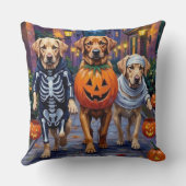 ラブラドールハロウィーンコスチュームでのトリックまたは治療 クッション (裏面)