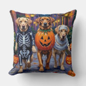 ラブラドールハロウィーンコスチュームでのトリックまたは治療 クッション (正面)