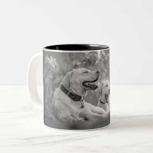 ラブラドールリラックス犬 ツートーンマグカップ (正面左)