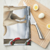 ラブラドールレトリエバードッグin雪のクリスマス キッチンタオル (四つ折り)