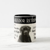 ラブラドールレトリバーとその特性のポートレート ツートーンマグカップ (中央)