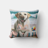 ラブラドールレトリバーとビキニトップ クッション (正面)