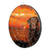 ラブラドールレトリバードッグが日没のそばに座る ダーツボード (正面右)