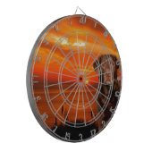 ラブラドールレトリバードッグが日没のそばに座る ダーツボード (正面左)