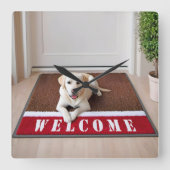 ラブラドールレトリバーOnウェルカムマット スクエア壁時計 (正面)