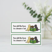 ラブラドール子犬のブックマークを読む ポストカード (スタンド正面)