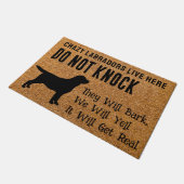 ラブラドール熱狂するズここに住む – ブラックラブラドール犬 ドアマット (アングル)