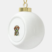ラブラドール犬が口の中でテニスボールをかむクラス セラミックボールオーナメント (右)