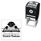 ラブラドール犬の足跡が開いた本に - 図書館の本の名前 セルフインキングスタンプ (インサイチュ)