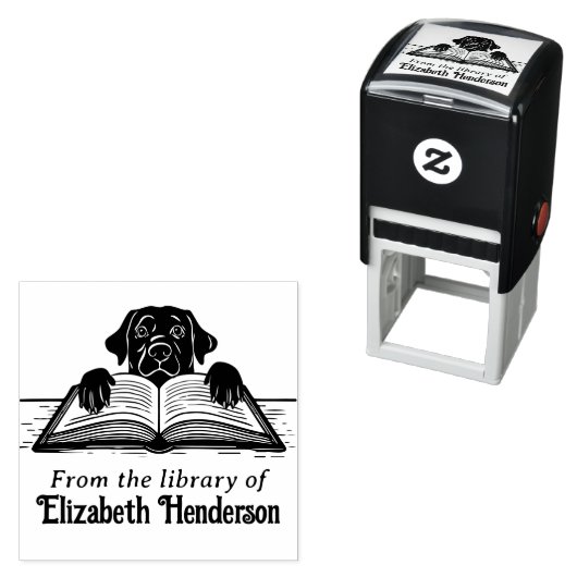 ラブラドール犬の足跡が開いた本の上  図書館の本の名前 セルフインキングスタンプ (インサイチュ)