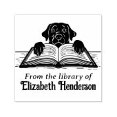 ラブラドール犬の足跡が開いた本の上  図書館の本の名前 セルフインキングスタンプ (デザイン)