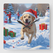 ラブラドール走ドッグの雪とクリスマスハット スクエア壁時計 (正面)