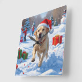 ラブラドール走ドッグの雪とクリスマスハット スクエア壁時計 (傾斜)