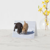 ラブラドール・リトリーバー・トラッキング・イン・スノー・グリーティング カード (黄色い花)