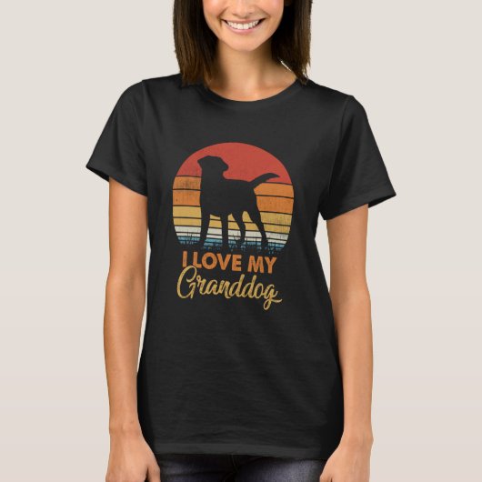 ラブラドール・レトリバーの孫犬を愛する祖父母 Tシャツ (正面)