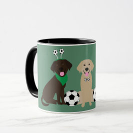ラブラドール・レトリバーの犬たちがサッカーをプレイ マグカップ