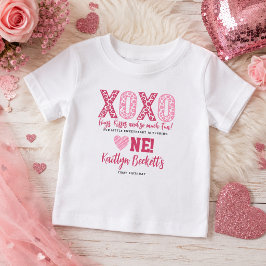 ラブリーなハグ&キス バレンタインデー 1歳誕生日 ベビーTシャツ