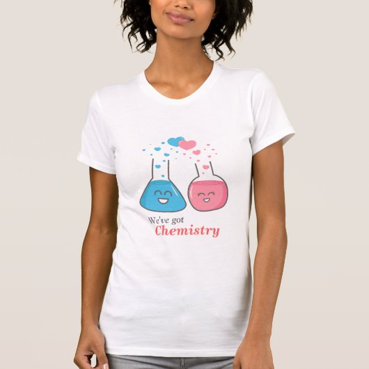 ラブリーなラボフラスコの恋愛模様、「私たちは化学反応を起こすよ」 Tシャツ (正面)