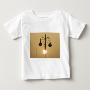 ラブリービクトリアンヴィンテージサンセットストリートライトデザイン ベビーTシャツ