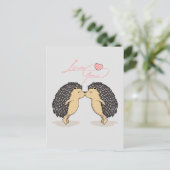 ラブリーヘッジホグキスをするスハガキ ポストカード (スタンド正面)