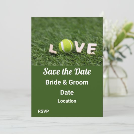 ラブレターの文字の入ったテニスボール 緑の草の上 招待状 (スタンド正面)