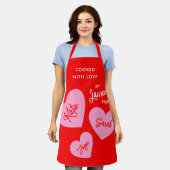 ラブレパーソナライズされたッドで調理された鮮やかなハート エプロン (着用した状態)