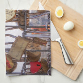 ラブロックとエッフェルタワー。パリ。フランス。 キッチンタオル (四つ折り)