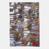 ラブロックとエッフェルタワー。パリ。フランス。 キッチンタオル (縦)