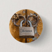 ラブロックオン擦り切れたアンティークドア 缶バッジ (正面)