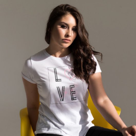 ラブ引用文ブラックタイポグラフィとピンクハート花 Tシャツ